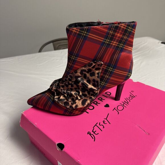 TORRID x BETSEY JOHNSON Red Pointed Toe Heeled Bootie Tartan Plaid Leopard Bow 9 - Picture 1 of 12